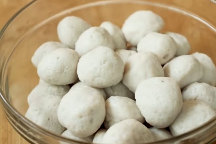 Bakso Ikan Legenda Depan YPE: Kenikmatan yang Menggigit Hati di Cilacap